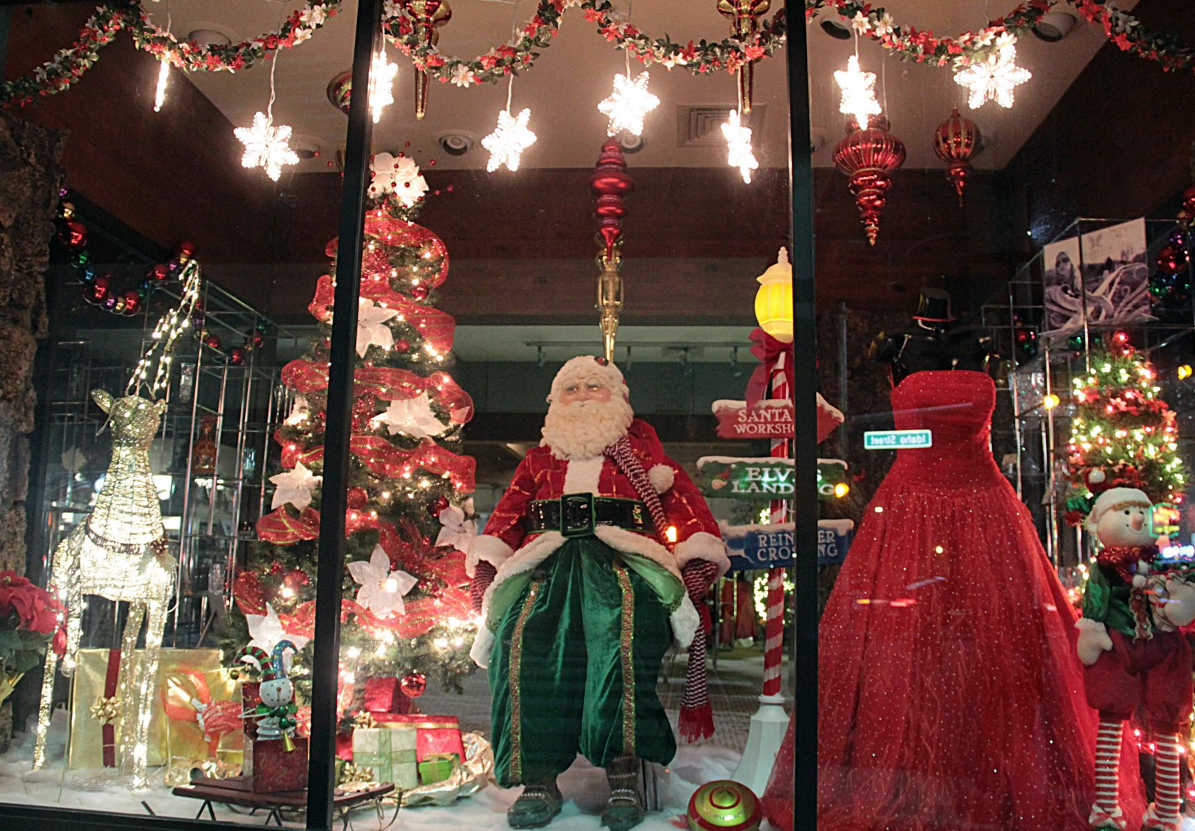 Downtown displays - Blohm Jewelers